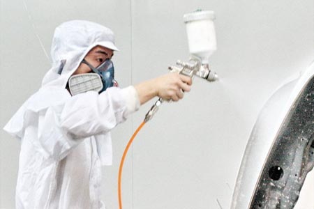 佩戴噴漆防毒面具等防護(hù)用品的作業(yè)人員