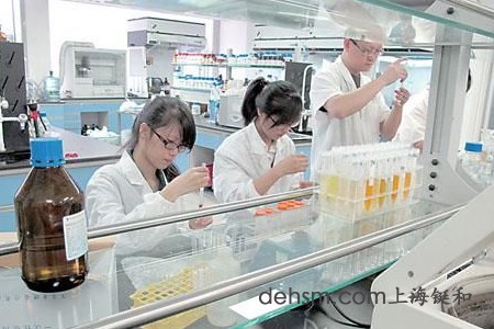 穿戴防護(hù)用品進(jìn)行化學(xué)品實驗